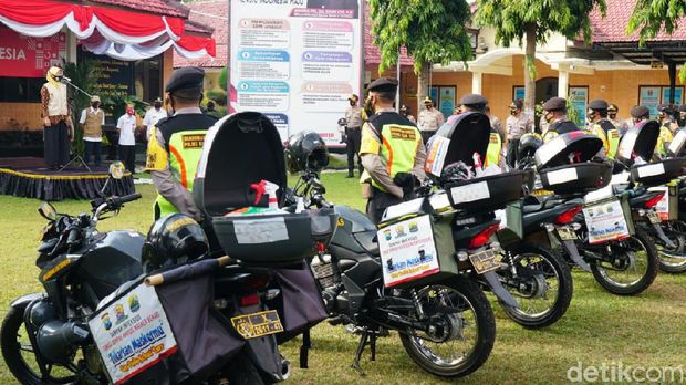 Tukarkan Maskermu Cara Humanis Polisi Blitar Tegakkan Disiplin Protokol COVID-19