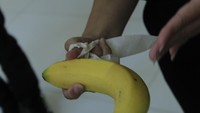 Setelah 45 menit, terlihat pisang yang tak terlapisi selotip berwana lebih gelap. (Foto: Yudha Maulana/detikHealth)