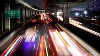 Ruas jalan di KM 11 Bekasi Barat tersebut terpantau ramai lancar.