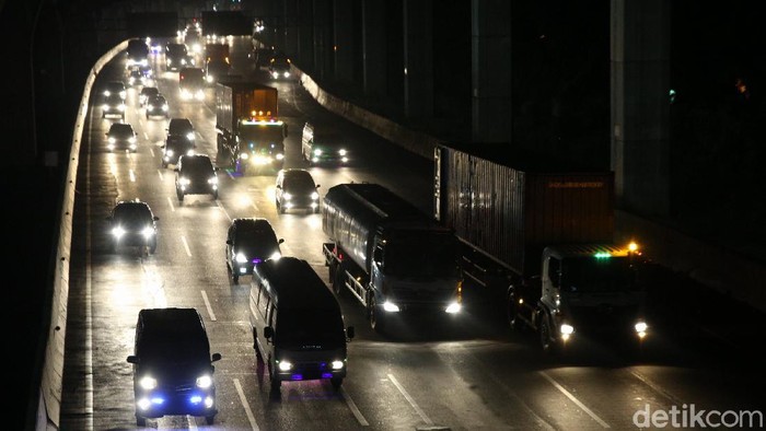Ruas jalan Tol Jakarta-Cikampek (Japek) terpantau ramai lancar. Volume kendaraan meningkat jelang libur Tahun Baru Islam