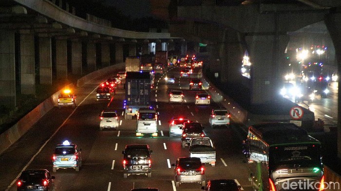 Ruas jalan Tol Jakarta-Cikampek (Japek) terpantau ramai lancar. Volume kendaraan meningkat jelang libur Tahun Baru Islam