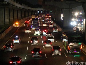 Tol Cikampek dan Jagorawi Arah Jakarta Macet di Sejumlah Titik Malam Ini