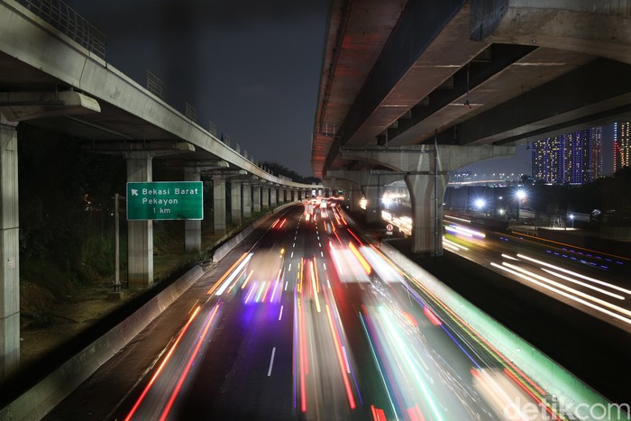 Ruas jalan Tol Jakarta-Cikampek (Japek) terpantau ramai lancar. Volume kendaraan meningkat jelang libur Tahun Baru Islam