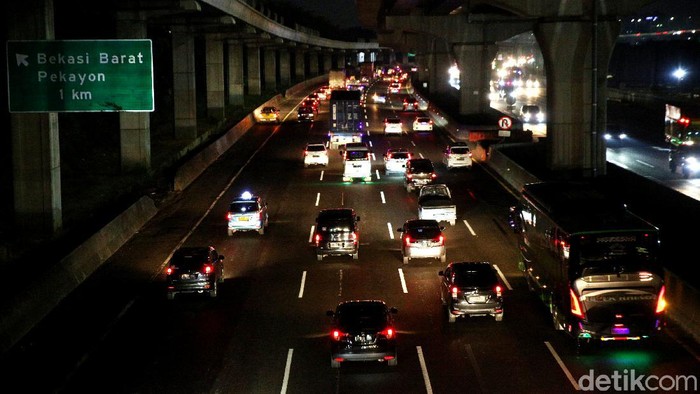 Ruas jalan Tol Jakarta-Cikampek (Japek) terpantau ramai lancar. Volume kendaraan meningkat jelang libur Tahun Baru Islam