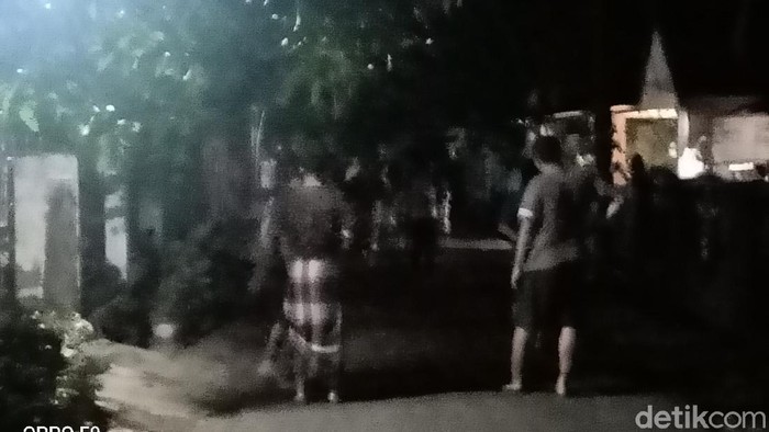 Warga berhamburan keluar rumah saat terjadi gempa di Bengkulu Rabu (19/8)