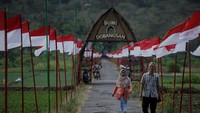 Jalan kampung yang dihiasi ribuan bendera Merah-Putih untuk memperingati HUT ke-75 Kemerdekaan Republik Indonesia itu menjadi destinasi wisata alternatif di D.I Yogyakarta khususnya bagi para pemburu swafoto.