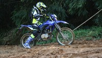 Detikoto tidak merasakan gejala bottoming atau jedak-jeduk saat motor menghantam tantangan dengan keras, misalnya saat masuk ke dalam lubang atau jalur berbatu
