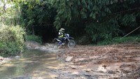 beberapa kali harus terjebak dalam lubang pasir, dan lumpur. Ban tahu yang relatif cukup lengket saat di jalan beraspal kondisi kering dan tikungan juga berperan aktif di medan offroad. Kemampuan tarikan bawah motor ini cukup andal melibas handycap jalur berlumpur. Foto: Yamaha Indonesia