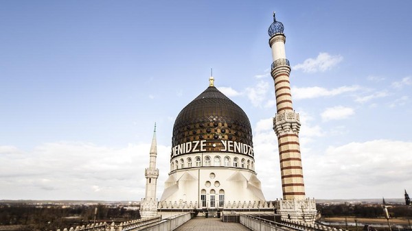 Menjawab tantangan itu, arsitek bernama Martin Hammitzsch hadir dengan sebuah ide. Mengakali aturan tersebut, Martin mendesain bangunan pabrik dengan gaya art-deco yang terinspirasi dari masjid (yenidze.eu) Menjawab tantangan itu, arsitek bernama Martin Hammitzsch hadir dengan sebuah ide. Mengakali aturan tersebut, Martin mendesain bangunan pabrik dengan gaya art-deco yang terinspirasi dari masjid (yenidze.eu)