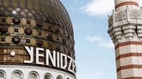 Saat itu Hugo berkeinginan untuk membuat sebuah pabrik untuk mengolah tembakau yang diimpornya dari Kekaisaran Ottoman. Hanya menurut aturan setempat, di Dresden tidak diperkenankan membangun pabrik yang tak sesuai dengan nuansa baroque saat itu (yenidze.eu)
