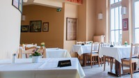 Di sisi lain, salah satu bagian eks pabrik rokok Yenidze juga beralih fungsi jadi restoran dengan panorama 360 derajat (yenidze.eu)