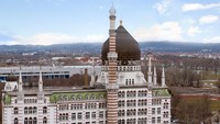 Traveler yang berwisata ke Dresden di Jerman mungkin akan dibuat takjub akan sebuah bangunan dengan kubah layaknya masjid di 3 Weißeritzstrasse (yenidze.eu)