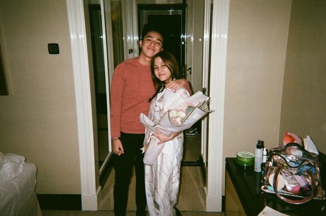 Zara Adhisty jadi trending di dunia maya karena aksi kontroversialnya saat Instagram Live bersama kekasihnya, Zaki Pohan. Dalam video live itu, Zaki meremas dada Zara. Video yang viral itu pun jadi perbincangan hangat warganet apalagi juga terdengar suara Zara mengatakan kurang kencang kepada Zaki. Foto: @zaraadhsty dan @zakipohan/ Istimewa