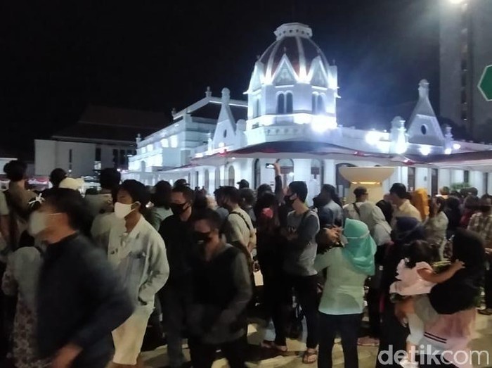 Ratusan pengunjung Alun-alun Suroboyo memenuhi pedestrian Jalan Gubernur Suryo hingga Yos Sudarso. Mereka tak bisa masuk alun-alun karena ada pembatasan pengunjung.