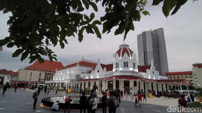 Pemkot Surabaya akan memperketat pengamanan sejumlah tempat wisata saat libur long weekend. Pembatasan tersebut dilakukan untuk menghindari terjadinya kerumunan warga.