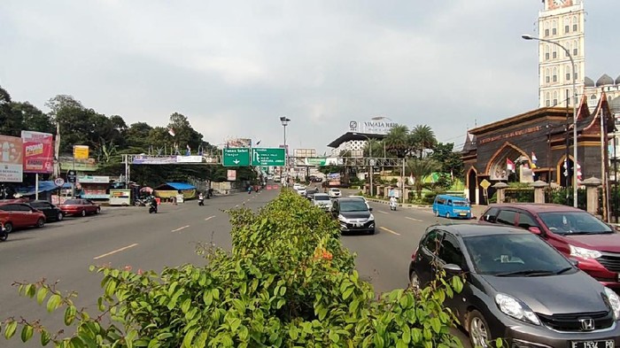 Arus Lalin Jalan Raya Puncak Bogor Ramai Lancar