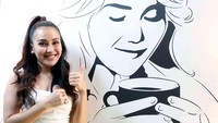 Ia mengenakan dress ketat selutut berwarna putih.  Foto: Noel/ detikHOT
