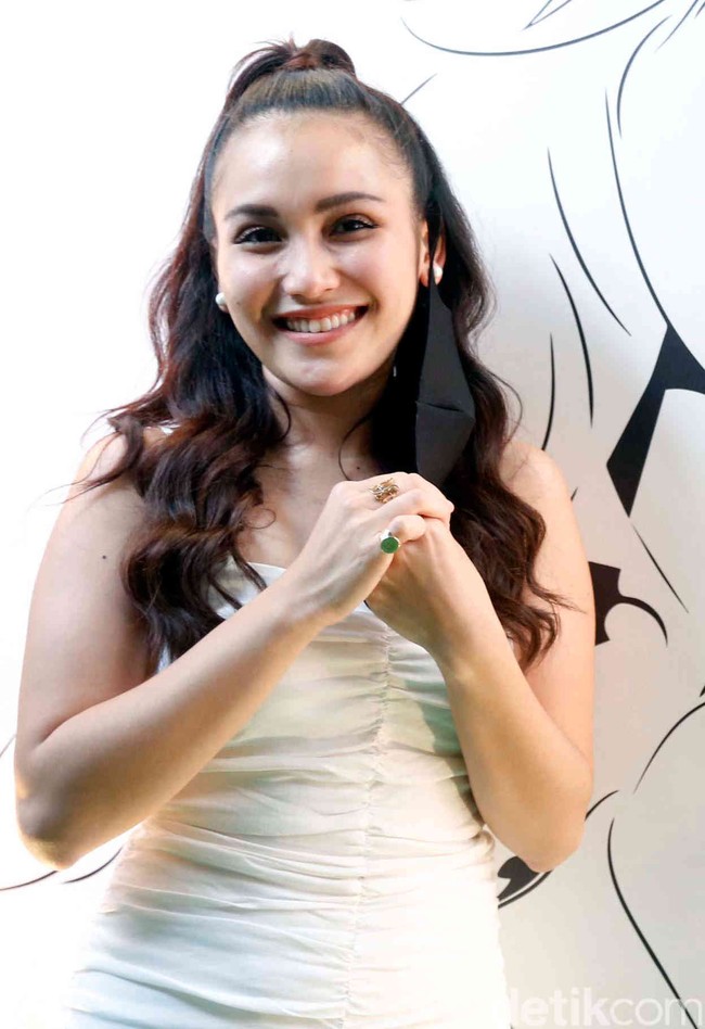 Ayu Ting Ting menjadi janda di usia terbilang muda, yakni 21 tahun. Pernikahannya dengan Henry Baskoro alias Enji hanya bertahan kurang dari setahun. Hubungan mereka menghasilkan satu anak yang diberi nama Bilqis Khumairah Razak. Foto: Noel/ detikHOT