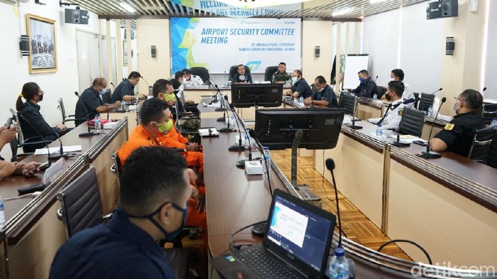 Di era new normal Bandara Juanda tidak hanya fokus dalam penerapan protokol kesehatan. Tetapi juga aspek pengamanan, baik sisi udara maupun sisi darat.