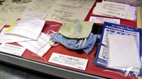 Sejumlah masker buatan tangan dipamerkan di Museum Sejarah Urahoro yang berada di kawasan Hokkaido, Jepang. Dilansir dari AP, museum tersebut mengumpulkan beragam benda yang kerap digunakan masyarakat di masa pandemi virus Corona melanda dunia. Kyodo News via AP.