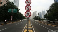 Padahal sudah ada rambu larangan pesepada dilarang melintas.