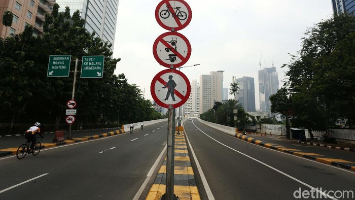 Meski dilarang, para sepeda nekat melintasi JLNT Casablanca, Jakarta, Kamis (20/08/2020). Padahal hal ini sangat berbahaya bagi mereka.