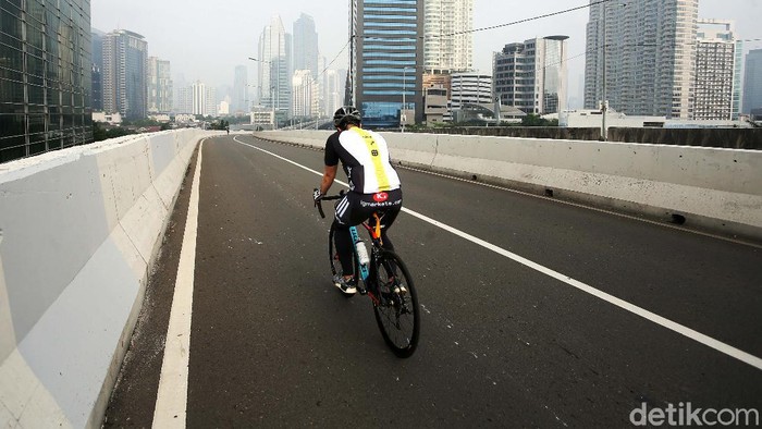 Meski dilarang, para sepeda nekat melintasi JLNT Casablanca, Jakarta, Kamis (20/08/2020). Padahal hal ini sangat berbahaya bagi mereka.