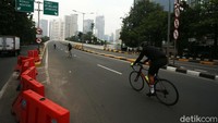 Meski dilarang, pagi tadi, sejumlah pesepeda nekat melintas.