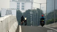 Tidak hanya pesepeda, pemotor juga ikut melintas.