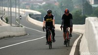 Para pesepeda melintasi JLNT Casablanca, Jakarta, Kamis (20/08/2020).