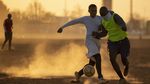 Bermain Bola di Lapangan Berdebu Soweto