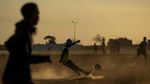 Bermain Bola di Lapangan Berdebu Soweto