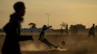 Meski ancaman corona di depan mata, warga yang tengah bermain sepak bola ini tidak menerapkan protokol kesehatan.