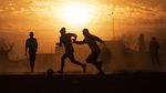 Bermain Bola di Lapangan Berdebu Soweto