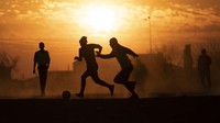 Sepak bola memang menjadi oleh raga yang sangat populer di benua Afrika. 