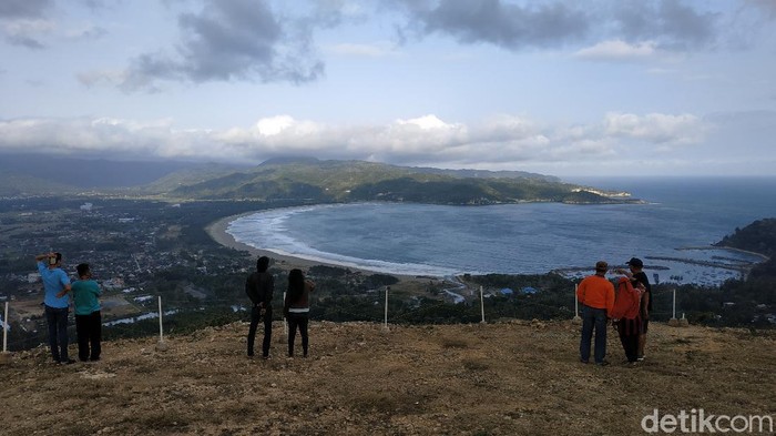 Libur tahun baru Hijriyah membuat geliat wisata Kota 1001 Gua kian terasa. Ini seperti tampak di Tebing Sentono Gentong, Desa Dadapan, Kecamatan Pringkuku.