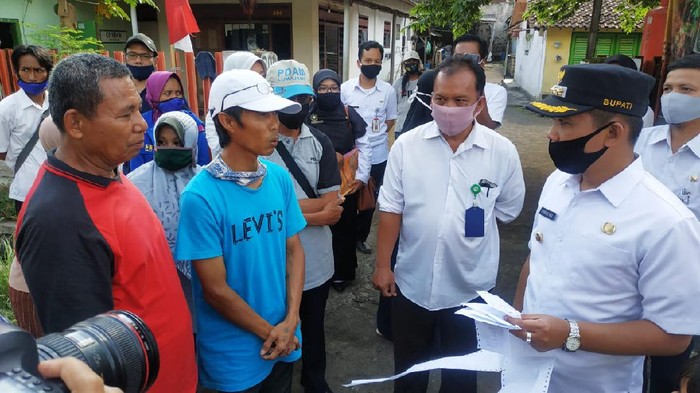 Bupati Lumajang Thoriqul Haq meninjau Desa Mlawang dan Desa Tegalciut di Kecamatan Klakah. Ia memastikan kondisi masyarakat secara langsung dan mencari solusi terkait pemenuhan air bersih.