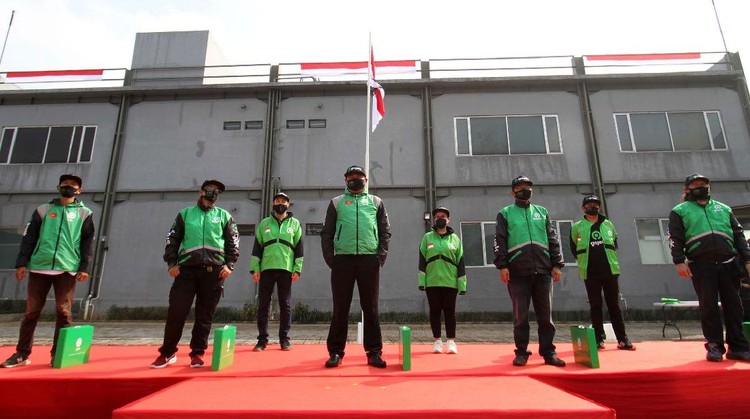 Di HUT RI, Nama Gojek Berkibar di Vietnam dan Thailand Mengambil momen HUT ke-75 RI, Gojek mengibarkan namanya di tiga negara tetangga. Kini GoViet di Vietnam dan GET di Thailand bertransformasi menjadi Gojek.