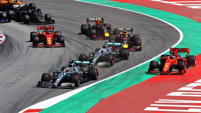 BARCELONA, SPAIN - MAY 12: Lewis Hamilton of Great Britain driving the (44) Mercedes AMG Petronas F1 Team Mercedes W10, Valtteri Bottas driving the (77) Mercedes AMG Petronas F1 Team Mercedes W10 and Sebastian Vettel of Germany driving the (5) Scuderia Ferrari SF90 battle for the lead at the start during the F1 Grand Prix of Spain at Circuit de Barcelona-Catalunya on May 12, 2019 in Barcelona, Spain. (Photo by Mark Thompson/Getty Images)