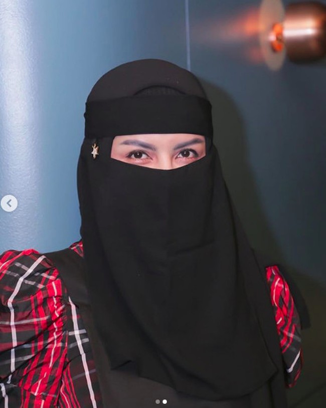 Pesinetron Fivey Rachmawati yang dikenal sebagai Five V mulai tampil menggunakan hijab pada 2021. Sebelum mulai berhijab, dia mengaku selalu ingat hari kematiannya. Five Vi menjelaskan dirinya mendapat hidayah tersebut saat usianya menginjak 40 tahun. Sebelumya Five Vi mengaku sering melihat potongan-potongan ayat dan hadis di media sosial. Ia pun selalu tertarik untuk melihat potongan ayat tersebut. Kini sudah mantap hijrah, Five Vi memilih menggunakan cadar ketika berada di area publik. Aku meyakini dari sunnah, jadi bisa dilepas dan pakai. Kalau keluar supaya menjalani sunnah jadi aku pakai saja, ucapnya. Foto: Instagram.