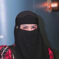 Pesinetron Fivey Rachmawati yang dikenal sebagai Five V mulai tampil menggunakan hijab pada 2021. Sebelum mulai berhijab, dia mengaku selalu ingat hari kematiannya. Five Vi menjelaskan dirinya mendapat hidayah tersebut saat usianya menginjak 40 tahun. Sebelumya Five Vi mengaku sering melihat potongan-potongan ayat dan hadis di media sosial. Ia pun selalu tertarik untuk melihat potongan ayat tersebut. Kini sudah mantap hijrah, Five Vi memilih menggunakan cadar ketika berada di area publik. Aku meyakini dari sunnah, jadi bisa dilepas dan pakai. Kalau keluar supaya menjalani sunnah jadi aku pakai saja, ucapnya. Foto: Instagram.