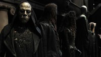  Tak hanya mengunjungi tempat-tempat menarik di dunia Harry Potter, tapi wisatawan bisa menemukan kostum-kostum yang dikenakan di dalam film, contohnya pengikit Lord Voldemort ini. (Getty Images)