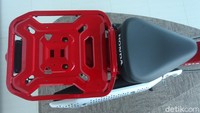 Pada bagian belakang jok pengendara tersedia tempat besar untuk menaruh barang bawaan pengendara, dengan kapasitas maksimal hingga 20 kg. Motor ini memiliki tangki sebesar 5,3L untuk menemani pengendaranya berkendara jarak jauh. Foto: Rifkianto Nugroho