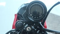 Dengan desain klasiknya, Honda CT125 tetap mendapatkan teknologi terkini. Honda CT125 mengadopsi sistem LED di keseluruhan fitur pencahayaan. Panelmeternya digital dan compact dengan desain bulat terlihat modern dan mewah.  Foto: Rifkianto Nugroho