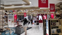 Meskipun di tengah masa pandemi, warga dan masyarakat juga tetap cukup antusias melihat beragam diskon yang diberikan.