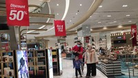 Pengunjung Trans Studio Mall Cibubur melihat-lihat produk-produk diskon, Kamis (20/8/2020).