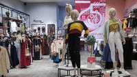 Memasuki hari kemerdekaan RI yang ke 75, banyak diskon yang diberikan untuk para pengunjung. Seperti di mal ini salah satunya.