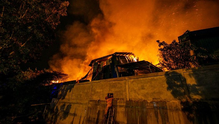 Seorang personel pemadam kebakaran berusaha masuk ke dalam area sebuah pabrik pengolahan kertas yang terbakar di Kawasan Industri Executive, Batam, Kepulauan Riau, Rabu (19/8/2020) malam. Kebakaran tersebut diduga berasal dari konsleting listrik dari salah satu ruang produksi pabrik pengolahan kertas. ANTARA FOTO/M N Kanwa/nz