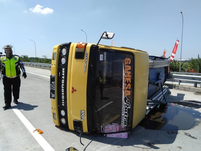 Truk tangki sedot WC mengalami kecelakaan di Tol Surabaya-Mojokerto (Tol Sumo) KM 735. Truk itu mengalami pecah ban hingga terguling.