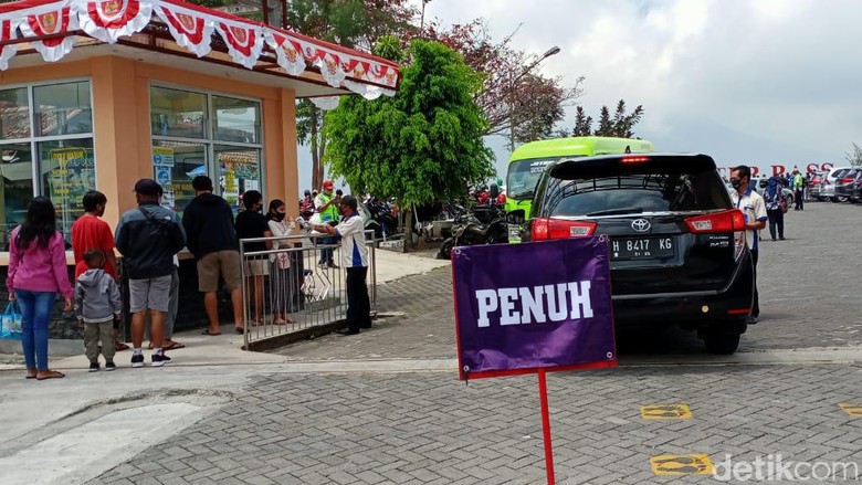Ketep Pass Magelang Keramain di objek wisata Ketep Pass Magelang saat long weekend Tahun Baru Hijriah, Kamis (20/8/2020).